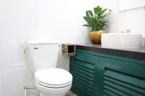 Shower, bidet, towels, shampoo