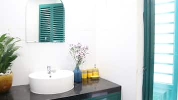 Shower, bidet, towels, shampoo