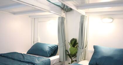 Mahtavan asuntolan huone @ Saigon Xinchao Hostel @ lähellä Ben Thanh Market