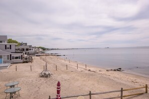 En la playa y camastros 