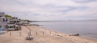 Remodeled 4 BR Waterfront Beach House med alle de bekvemmeligheder i hjemmet ... og mere!