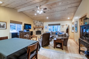 Fernseher, Kamin, DVD-Player, Tischfußball