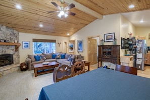 Fernseher, Kamin, DVD-Player, Tischfußball