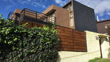 Vista frontal de la propiedad