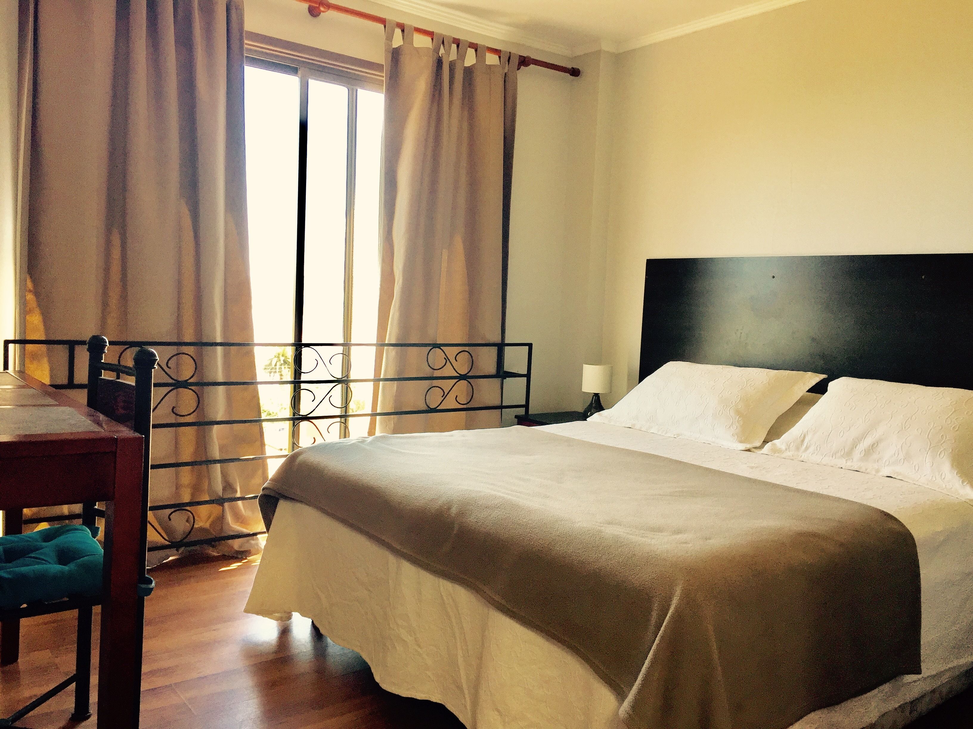 Habitación, 1 cama Queen size, baño privado, vista a la playa | Tabla de planchar con plancha, wifi gratis y ropa de cama 