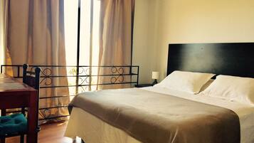 Quarto, 1 cama Queen, banheiro privativo, vista para a praia | Ferros/tábuas de passar roupa, Wi-Fi de cortesia, roupa de cama