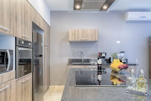 Refrigerador, microondas, horno y parrilla de estufa