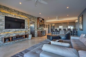 Een televisie en een open haard