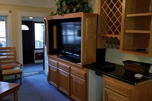 TV, fireplace, Hulu, DVD player - 30+Day❤️of Downtown | SmartHouse | 4KTV | King, 2 Queens, Double + Twin | BBQ, P (Klamath Falls)