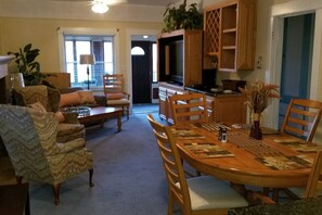 Interior - 30+Day❤️of Downtown | SmartHouse | 4KTV | King, 2 Queens, Double + Twin | BBQ, P (Klamath Falls)