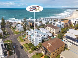 Ett bostadsområde vid kusten med en väl synlig skylt för Caloundra Holiday Centre.