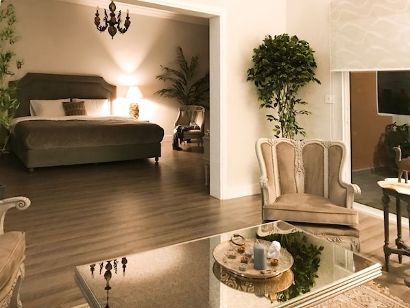 1 Schlafzimmer, Zimmersafe, Schreibtisch, Bügeleisen/Bügelbrett