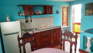 Grand réfrigérateur, four, plaque de cuisson, lave-vaisselle