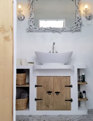 Ducha, secador de pelo, toallas y jabón