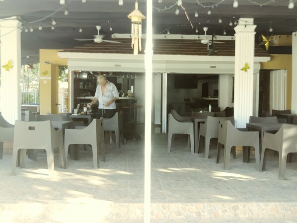 Outdoor dining - captains table international hotel bars and resturant (Barrio El Avispero)