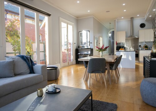 Charming Historic Home With Modern Interior - In The Heart Of Ballarat