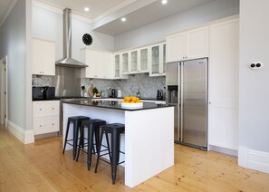 冷蔵庫、電子レンジ、オーブン、食器洗い機