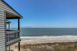 På stranden