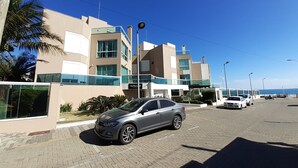 Un bâtiment moderne avec une voiture garée devant.