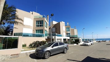 Un bâtiment moderne avec une voiture garée devant.