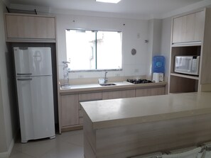 Geladeira, micro-ondas, cooktop, chaleira elétrica