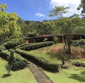 Property grounds - Beautiful place with private waterfall  (Nova Friburgo)