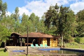 Outdoor pool - Beautiful place with private waterfall  (Nova Friburgo)