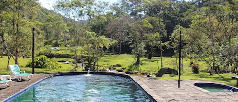 Una piscina al aire libre