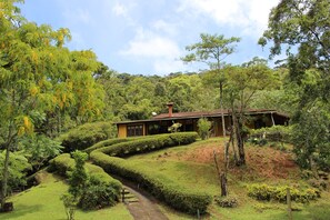 Exterior - Beautiful place with private waterfall  (Nova Friburgo)