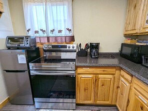 Refrigerador, microondas, parrilla de estufa y cafetera y tetera 