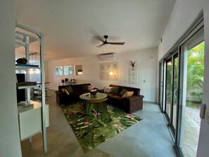 TV connectée, livres, chaîne hi-fi