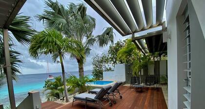 Ocean Front House KR14 es una villa frente al mar muy privada con playa y piscina