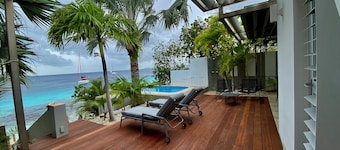 Ocean Front House KR14 er en meget privat villa ved havet med strand og pool
