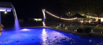 Elegant Barn king bed near crater of diamonds