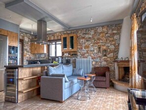 Una televisión, una chimenea