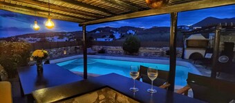 Villa Camellia ist ein schönes Steinhaus mit Blick auf das Meer.