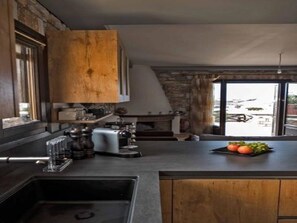 Frigorífico, microondas, horno y lavavajillas