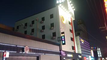 Mặt tiền nơi lưu trú - ban đêm