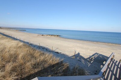 68  Town Neck Rd - Charming Pet-Friendly 4 BR, .1 Mile to Beach, Outdoor Shower