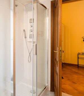 Dusche, Haartrockner, Bidet, HandtĂŒcher