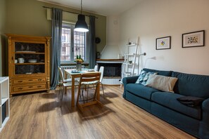 Fernseher, Kamin, Bücher