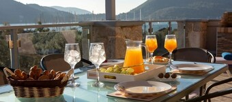 Regardez le lever du soleil sur la baie confortable appartement avec piscine privée, Nidri