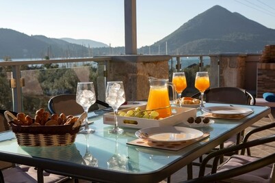 Watch the sunrise over the bay comfortable apartment with private pool, Nidri