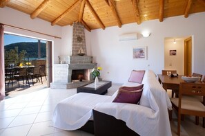 Smart TV, chimenea y reproductor de DVD 
