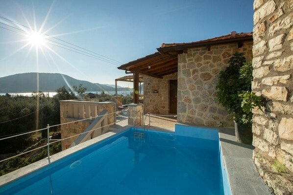 حمّام سباحة خارجي