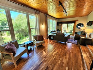 Televisión y oficina 