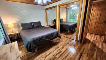 3 室のベッドルーム、低反発ベッド、デスク、アイロン / アイロン台