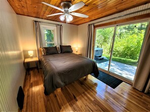 3 室のベッドルーム、低反発ベッド、デスク、アイロン / アイロン台