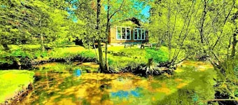 Creekside Hot Tub|Walk to Beach|Uniquely Northern