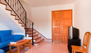 Televisie, een open haard en een dvd-speler